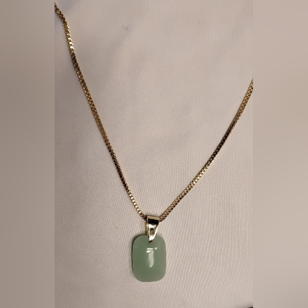 Elegant Gold Necklace with Green Pendant
